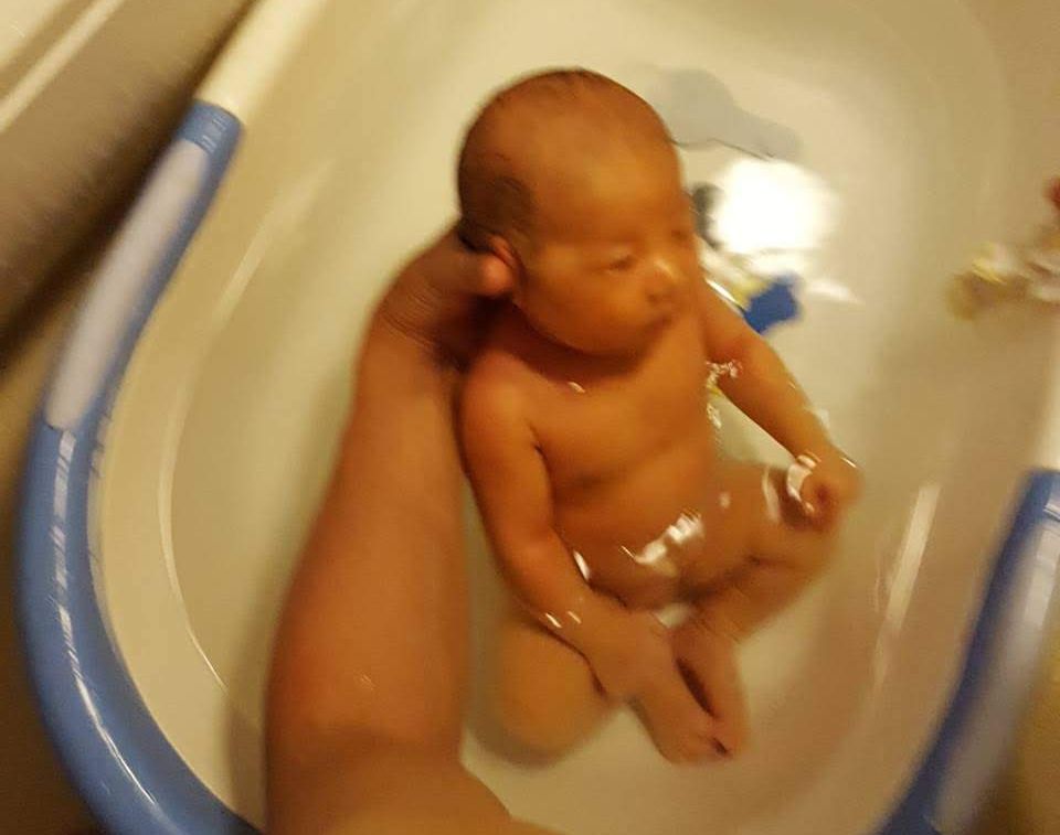 赤ちゃんをお風呂に入れる 沐浴 時に耳はふさぐべきか 結論としては どちらでも良い お父さん 出番ですよ